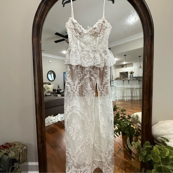 V. Chapman White Lace Wedding Dress - Picture 7 of 8